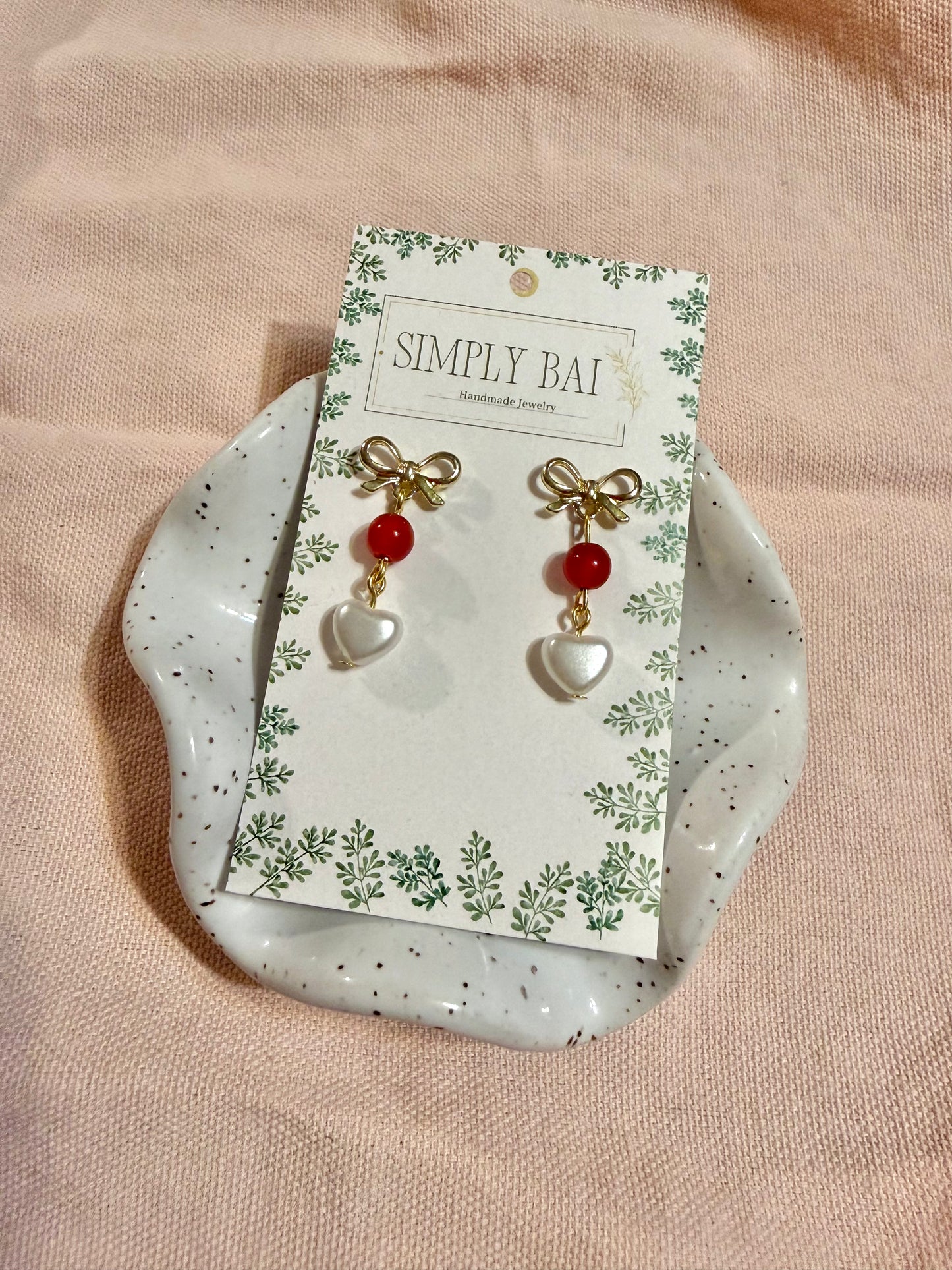 Lovey | Valentine earrings with gold bow and pearl accents