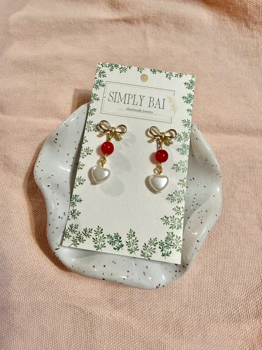 Lovey | Valentine earrings with gold bow and pearl accents